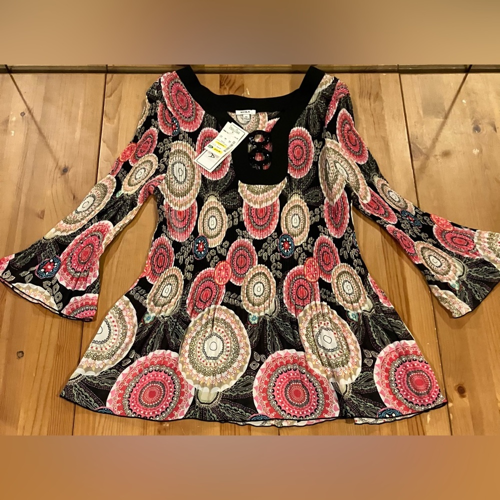 NWT Nicola Women's Multicolor Patterned Top pleated, ruffled. V neck Size XL